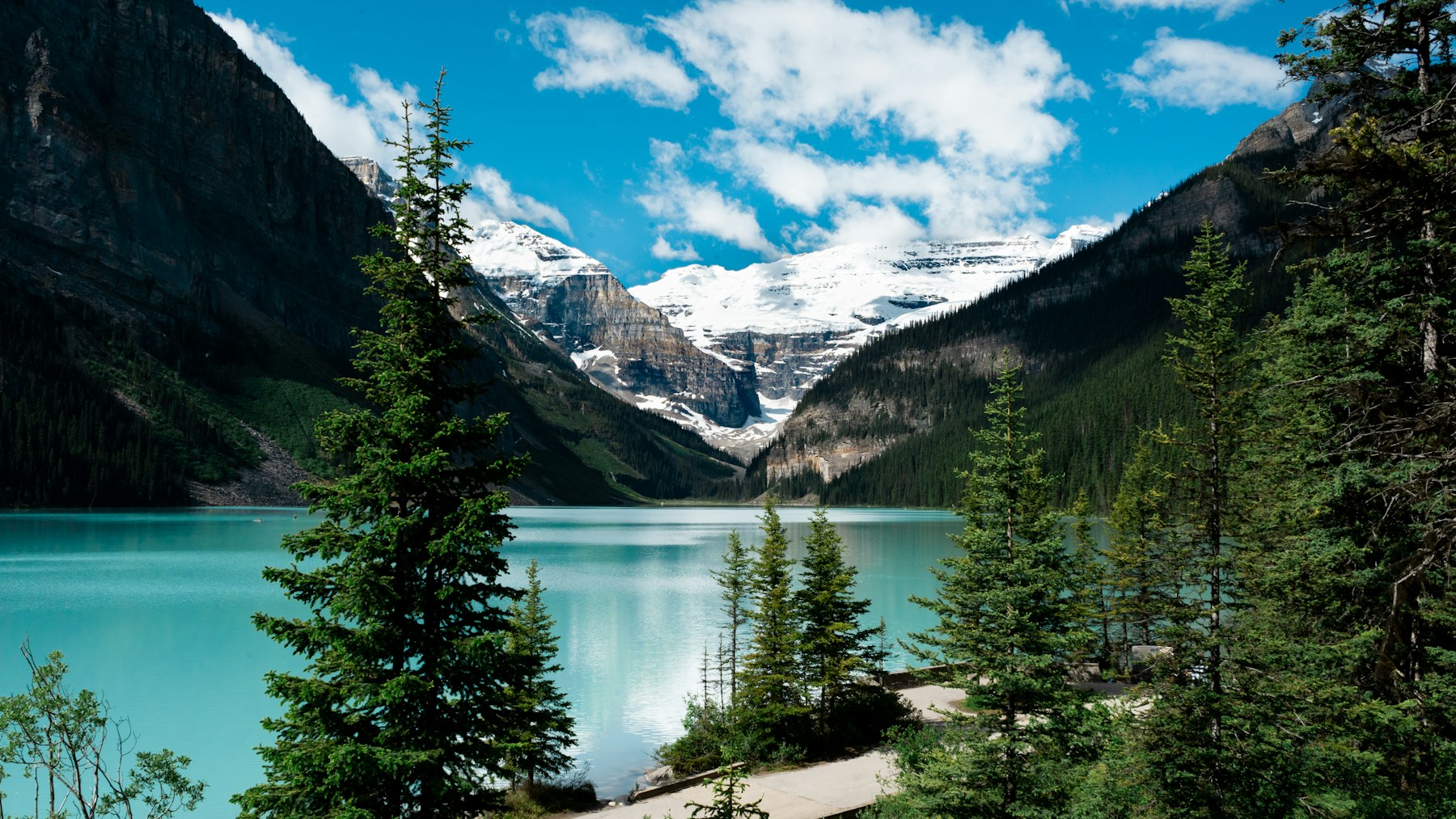 Turquoise Lake Louise and mountain backdrop