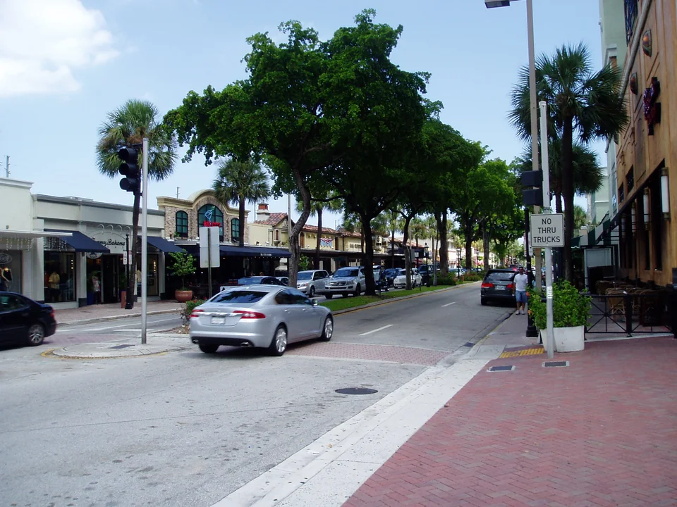 Tree-lined Las Olas Boulevard with shops and sidewalk dining
