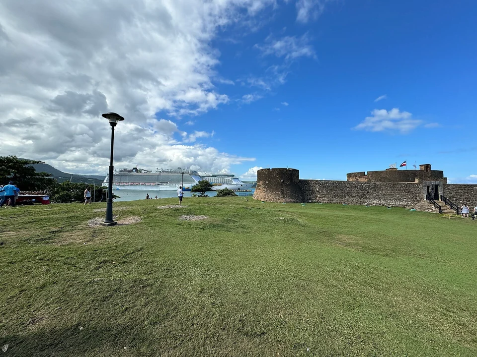 Fortaleza San Felipe and its surrounding lawn beside Puerto Plata harbour