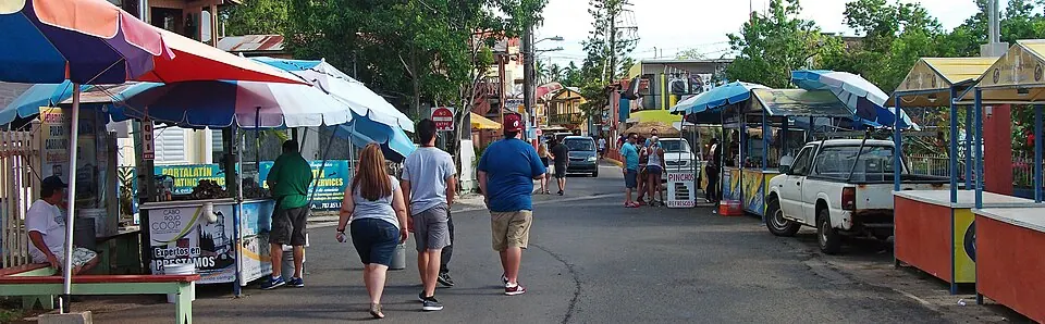 Boquerón town streets · Cabo Rojo — Turistas en Boquerón