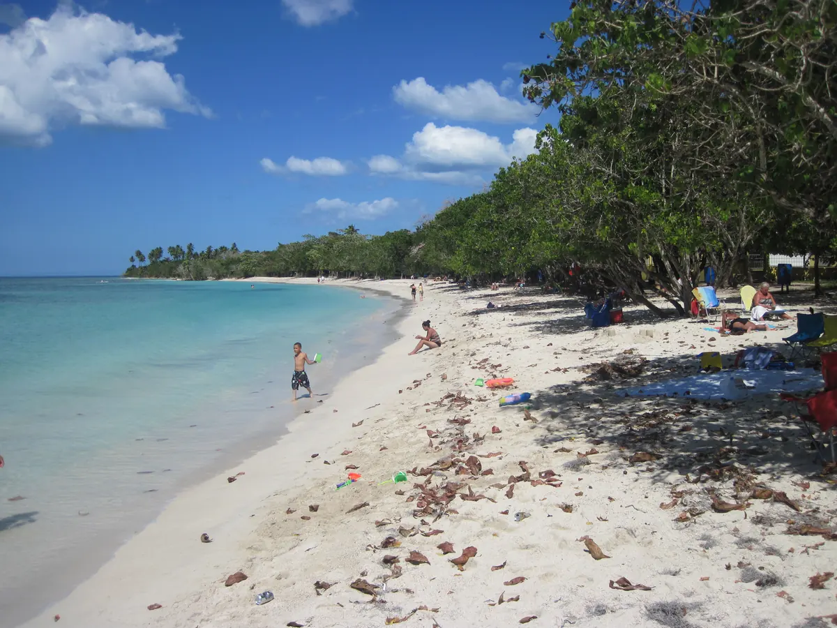 Sandy beach and clear blue water at Playa Buyé