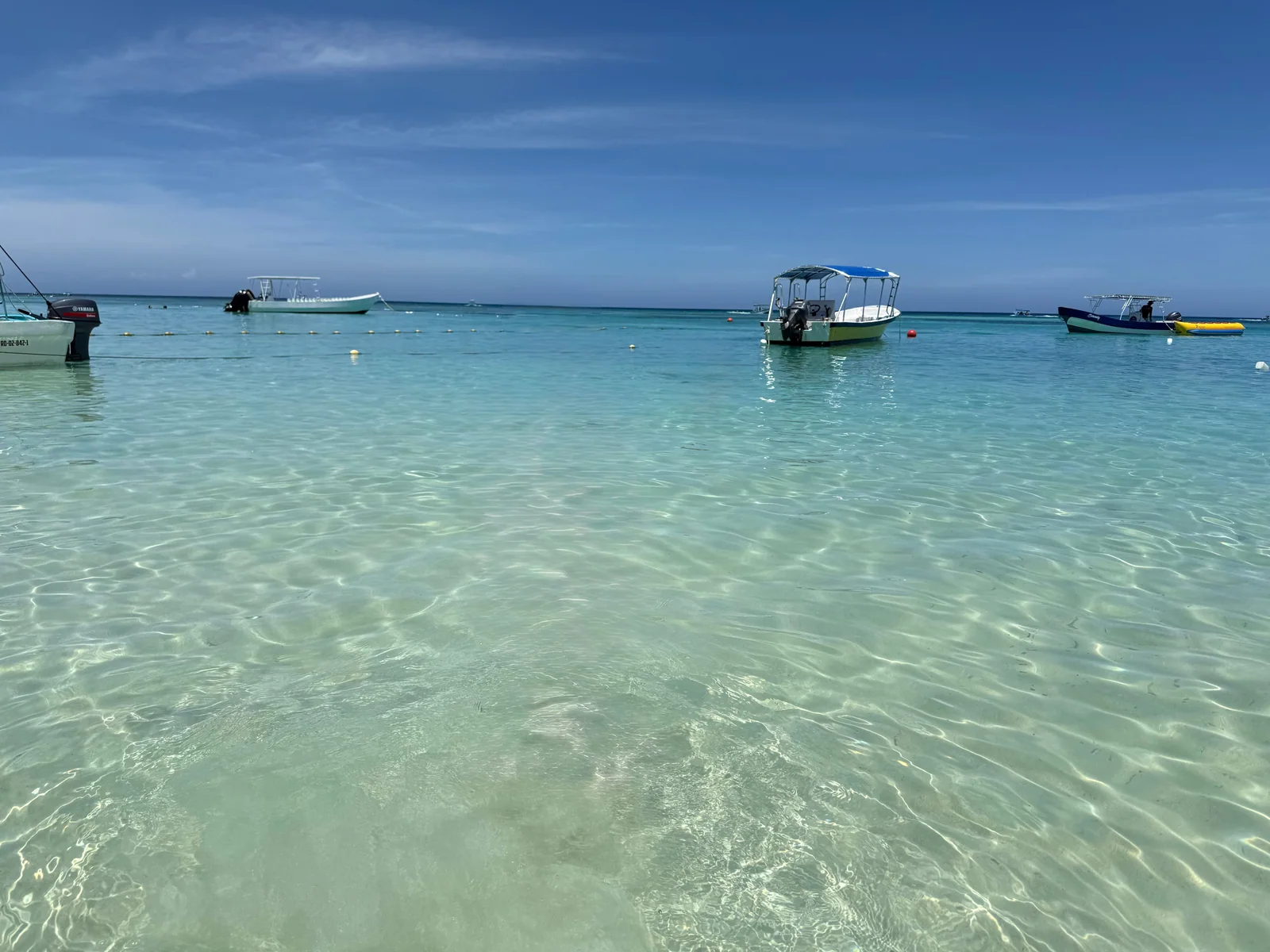 Clear turquoise water and boats at West Bay, Roatán